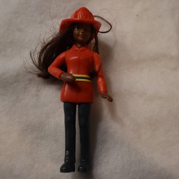 Barbie 2019 Mattel Firefighter doll - Picture 2 of 5